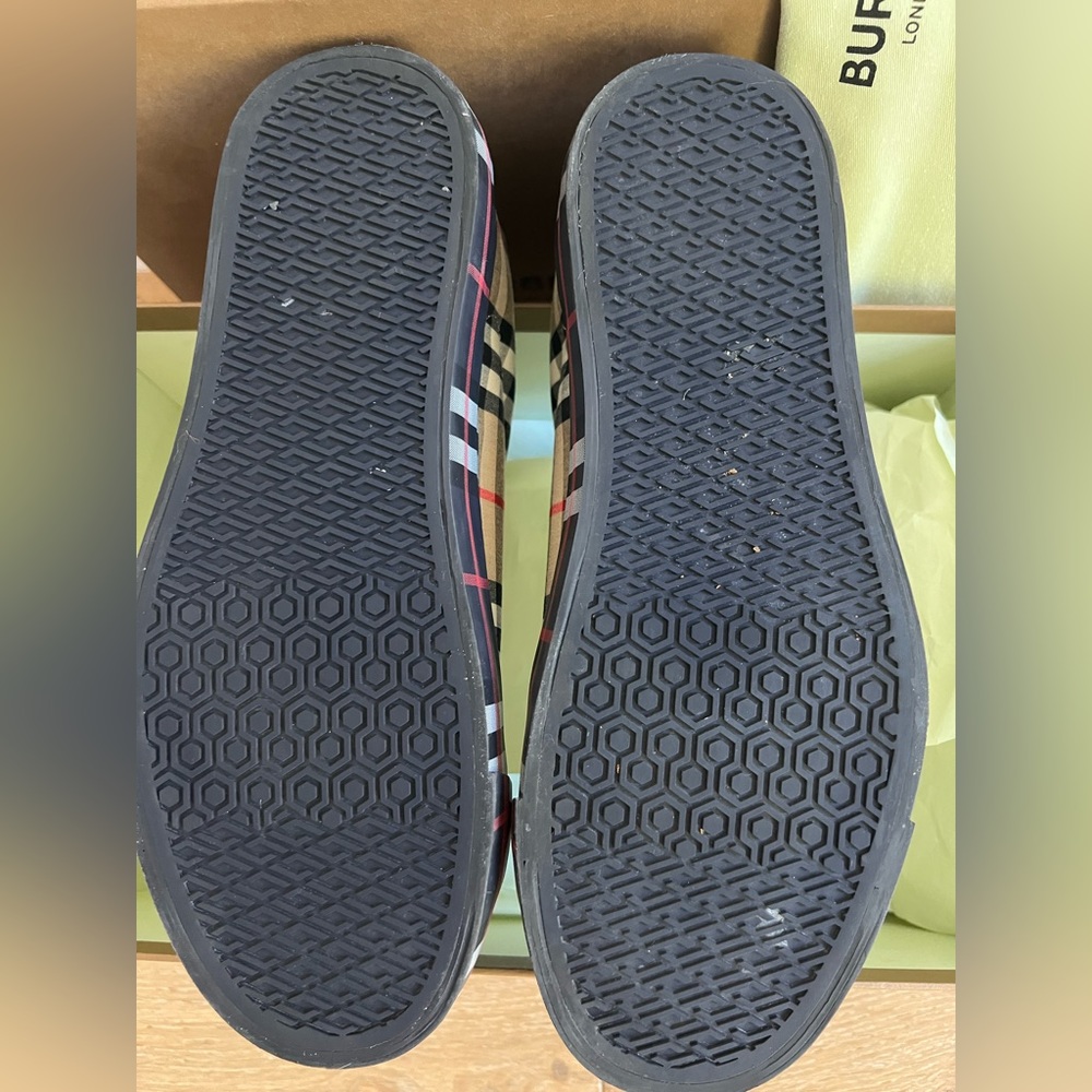 Used ones with box and shoe bag, model w/no laces and classic burberry Sizes:41 - Picture 3 of 7